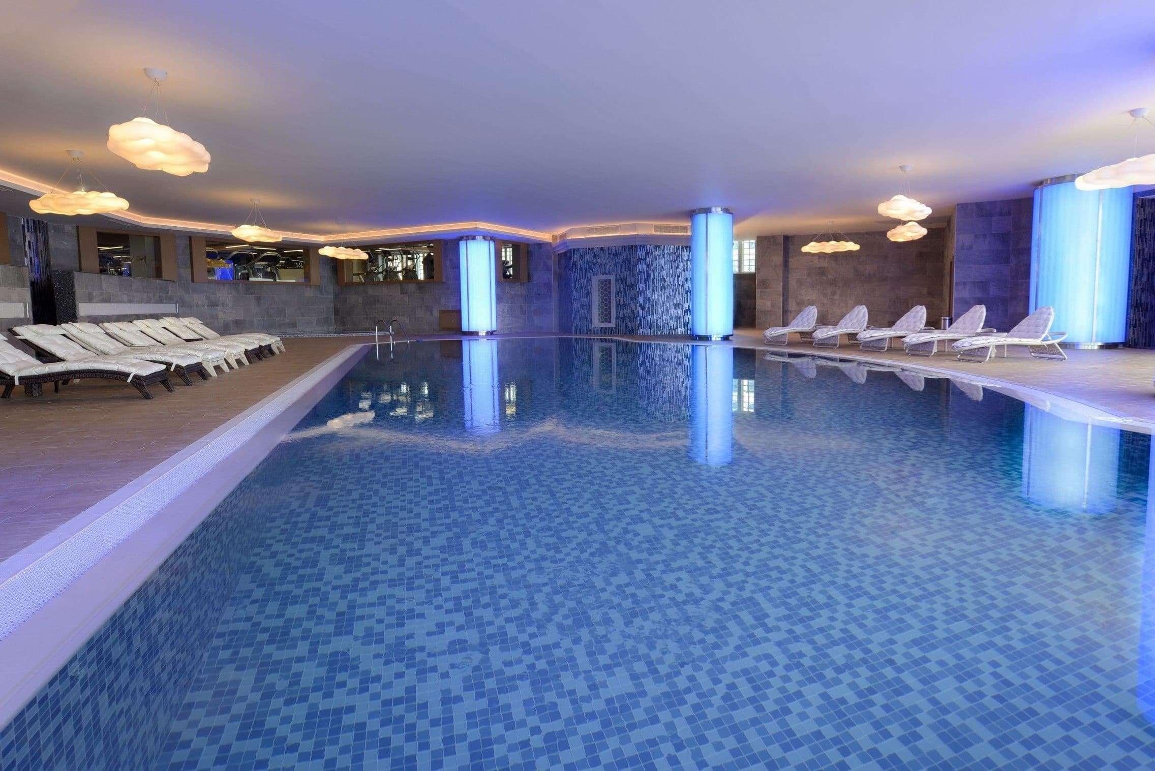 温德姆豪华伊斯坦布尔欧洲酒店 外观 照片 The swimming pool at the hotel