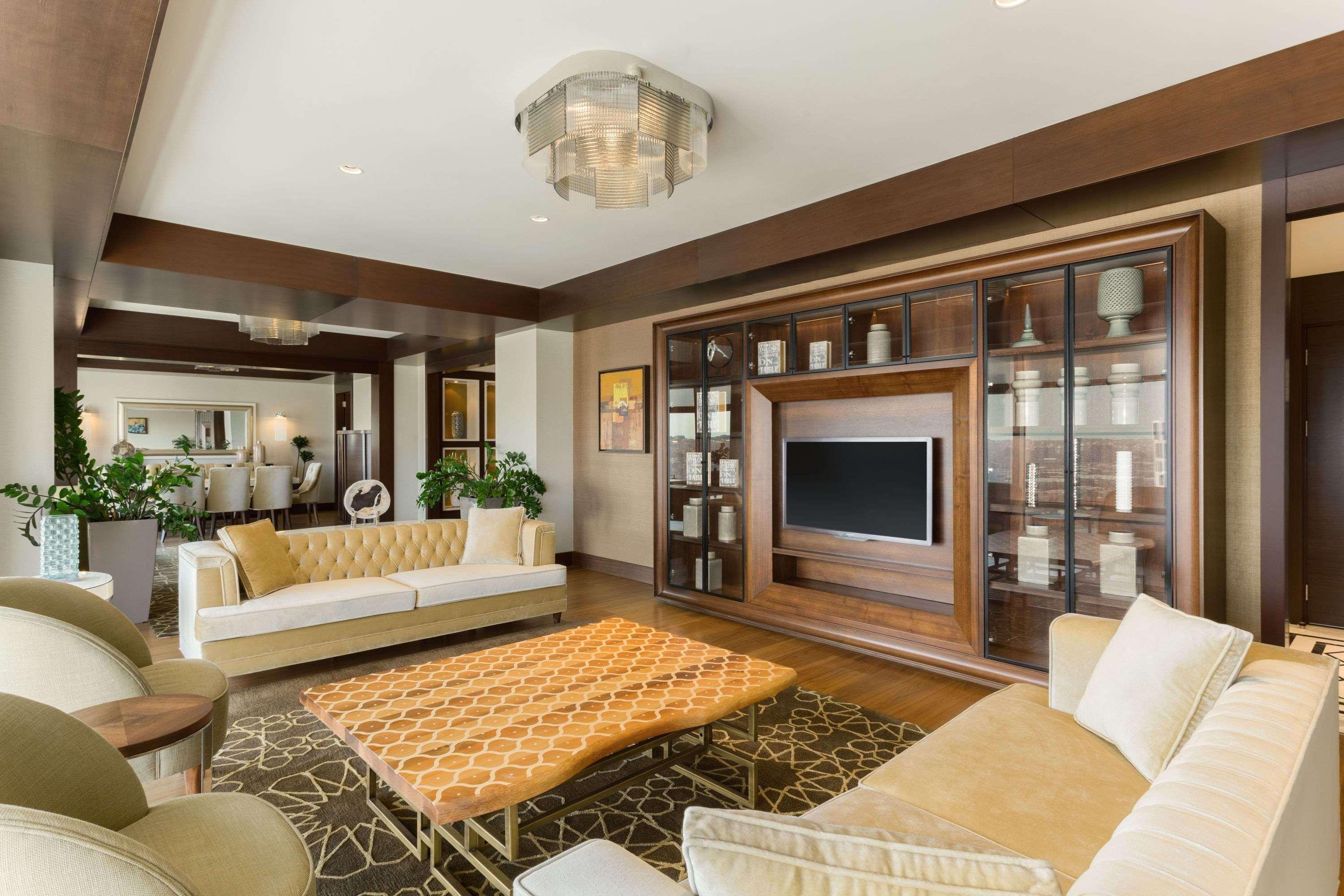 温德姆豪华伊斯坦布尔欧洲酒店 外观 照片 A living room in a suite at the Hilton London Heathrow