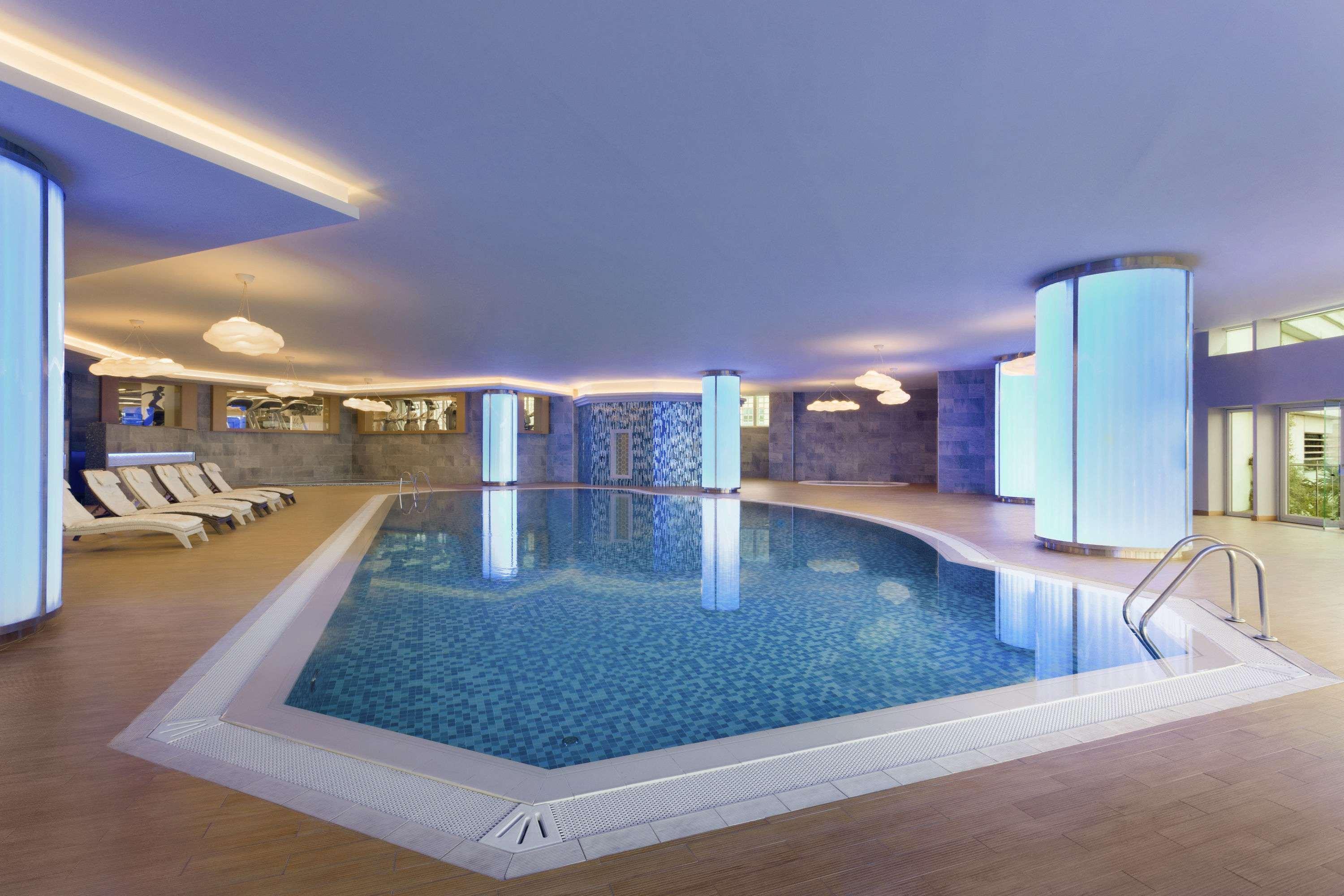 温德姆豪华伊斯坦布尔欧洲酒店 外观 照片 The pool at the hotel